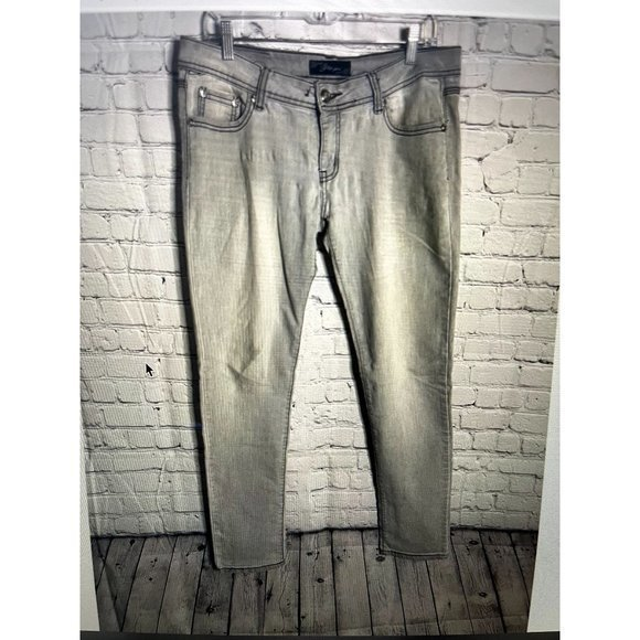 P & P JEANS LADIES LIGHTWASHED JEANED WITH JEWELS BUTTON DETAIL  SZ (11/12)  C-1 - Picture 1 of 6